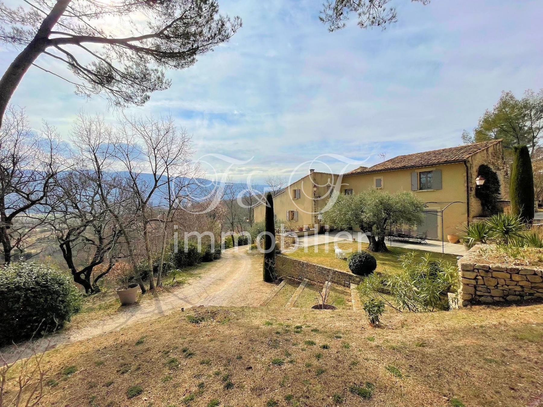 Authentic provencal farmhouse facing the Luberon