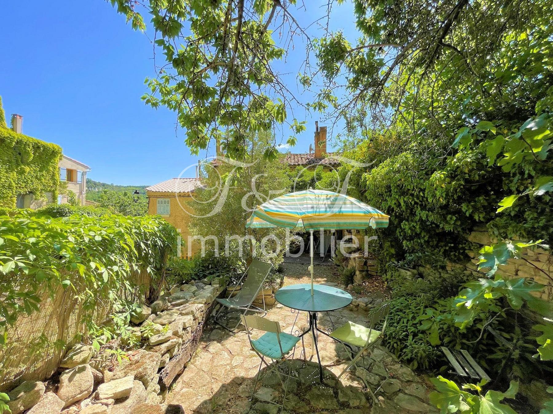 Charming house with garden in Saignon