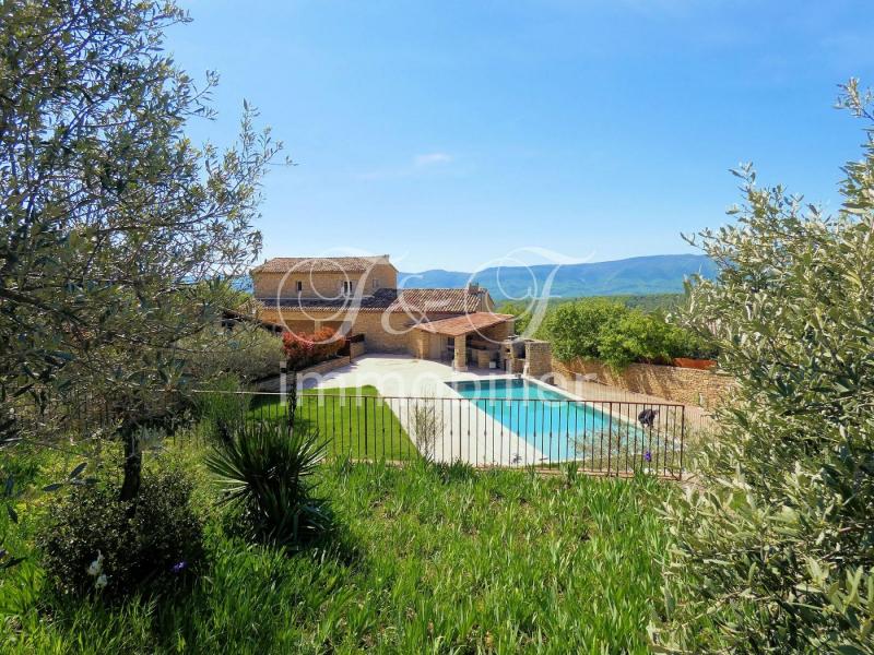 Superb villa facing the Luberon